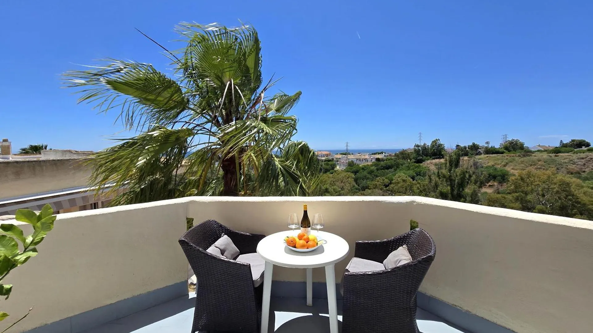 הקונטקטים של Sea View Apartment